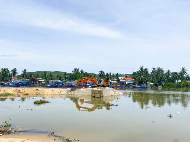 Cảng cá ở Bình Định bị bồi lấp, ô nhiễm - Ảnh 3.