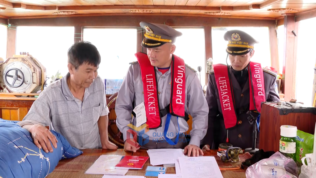 Chi cục Biển, Hải đảo và Thủy sản, Kiểm ngư Quảng Ninh tuyên truyền cho chủ tàu cá Nguyễn Văn Tôn, khu 8, phường Phong Hải, TX Quảng Yên về các quy định IUU.