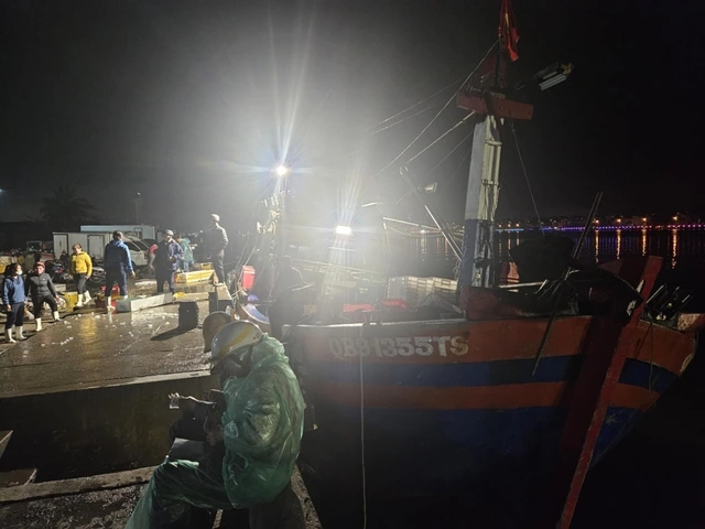 Cần sớm gỡ nút thắt cảng cá: Ngư dân vất vả tìm đường vào bờ - Ảnh 3.