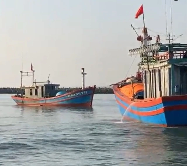 Cần sớm gỡ nút thắt cảng cá: Ngư dân vất vả tìm đường vào bờ - Ảnh 4.