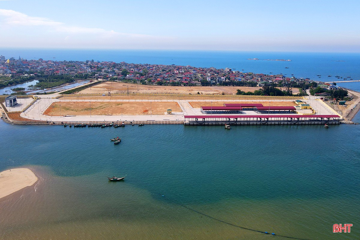 Dự án xây dựng cảng cá Cửa Nhượng có mức đầu tư 280 tỷ đồng, là một trong các dự án xây dựng, nâng cấp cơ sở dịch vụ hậu cần nghề cá và dự án phục hồi, tái tạo hệ sinh thái thủy sinh, nguồn lợi thủy sản tại 4 tỉnh miền Trung, sử dụng khoản tiền bồi thường của Công ty TNHH Gang thép Hưng Nghiệp Formosa Hà Tĩnh. bqbht_br_cang-ca-ha-tinh-5bqa.jpg