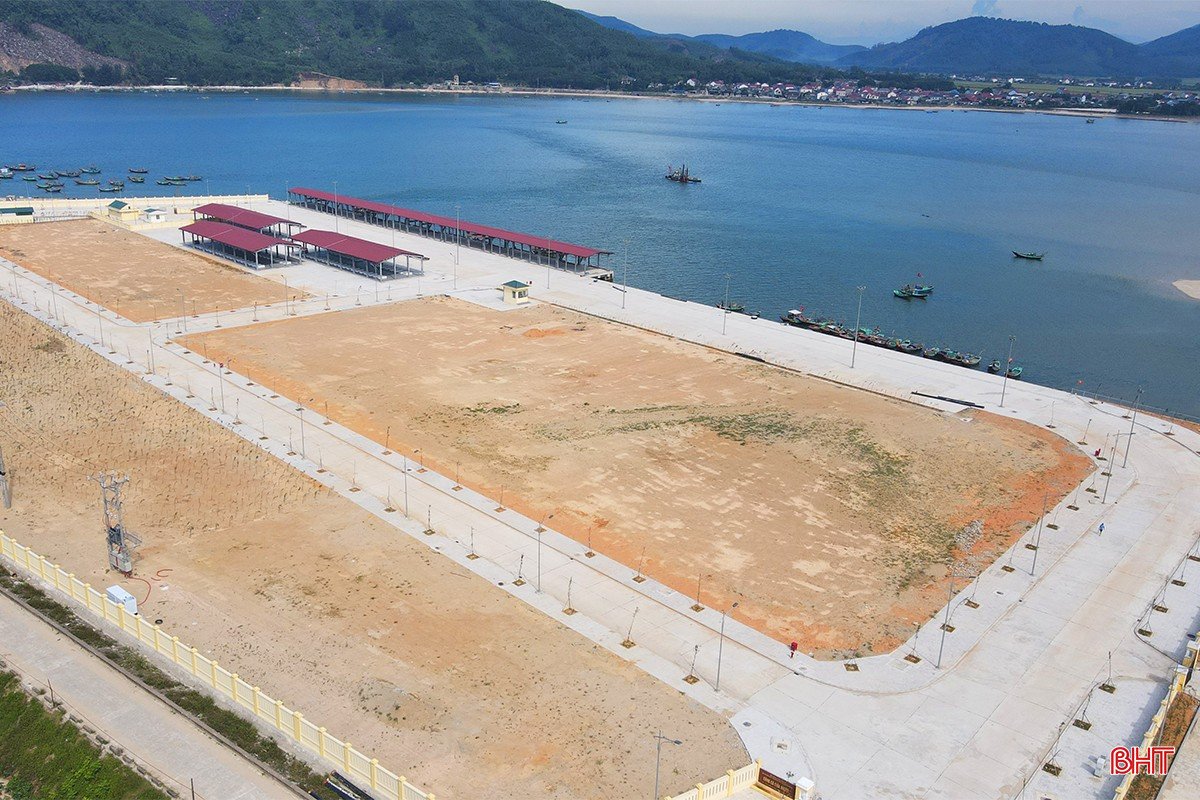 Chứng kiến cảng cá Cửa Nhượng sắp đi vào hoạt động, ngư dân Nguyễn Văn Nam (SN 1970, xã Cẩm Nhượng, huyện Cẩm Xuyên) phấn khởi: Khi chưa xây dựng, khu vực cảng cá chỉ là bãi bồi, tàu thuyền muốn vào phải neo đậu cách bờ 3 - 4 hải lý, sau đó dùng thuyền nhỏ “tăng bo” để đưa tôm, cá, mực vào bờ, vừa mất thời gian, vừa tốn kém chi phí. Còn nay, khi cảng cá hoàn thành, tàu thuyền có thể thoải mái ra vào, giúp bà con ngư dân thuận lợi trong đánh bắt, buôn bán các loại hải sản. bqbht_br_cang-ca-ha-tinh-9c.jpg