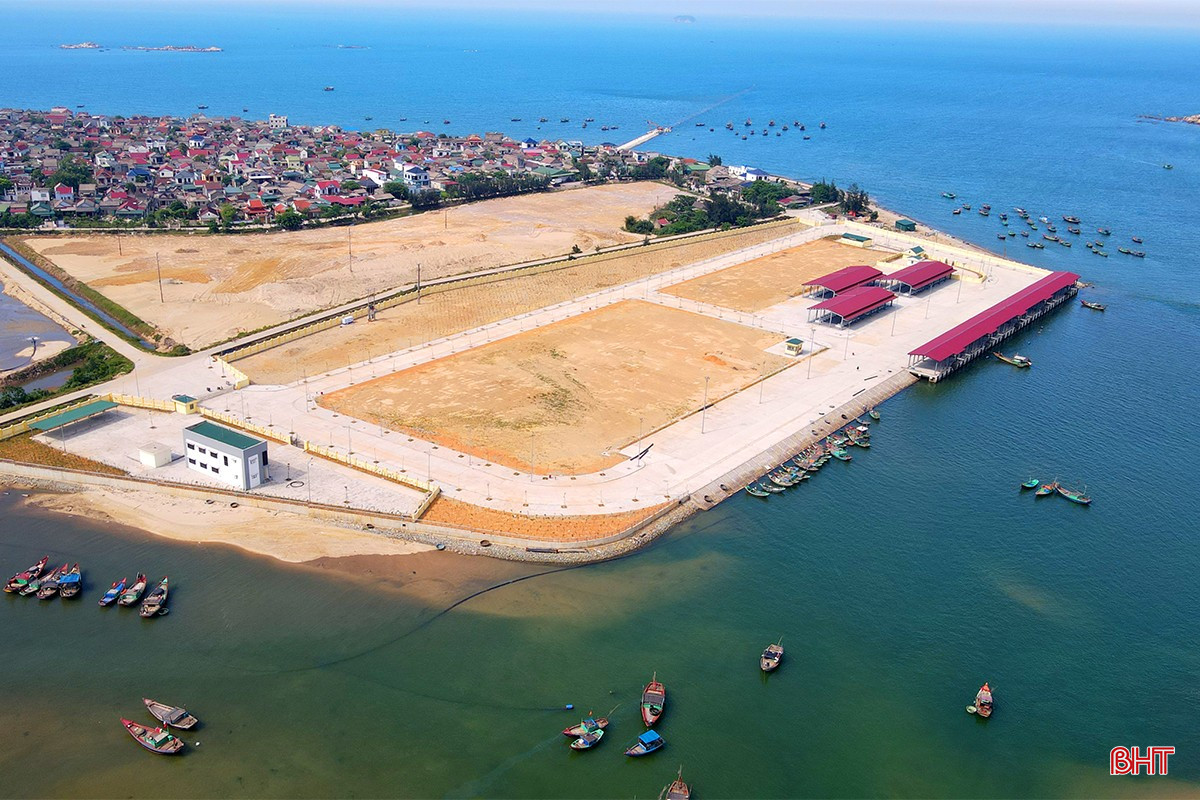 "Khi cảng cá Cửa Nhượng được đưa vào khai thác, chắc chắn sẽ thu hút thêm tàu thuyền của các địa phương khác tới cập cảng, thúc đẩy dịch vụ hậu cần nghề cá, chế biển sâu, tạo công ăn việc làm cho người dân", Phó Chủ tịch UBND huyện Cẩm Xuyên Lê Ngọc Hà đánh giá. bqbht_br_cang-ca-ha-tinh-5d.jpg