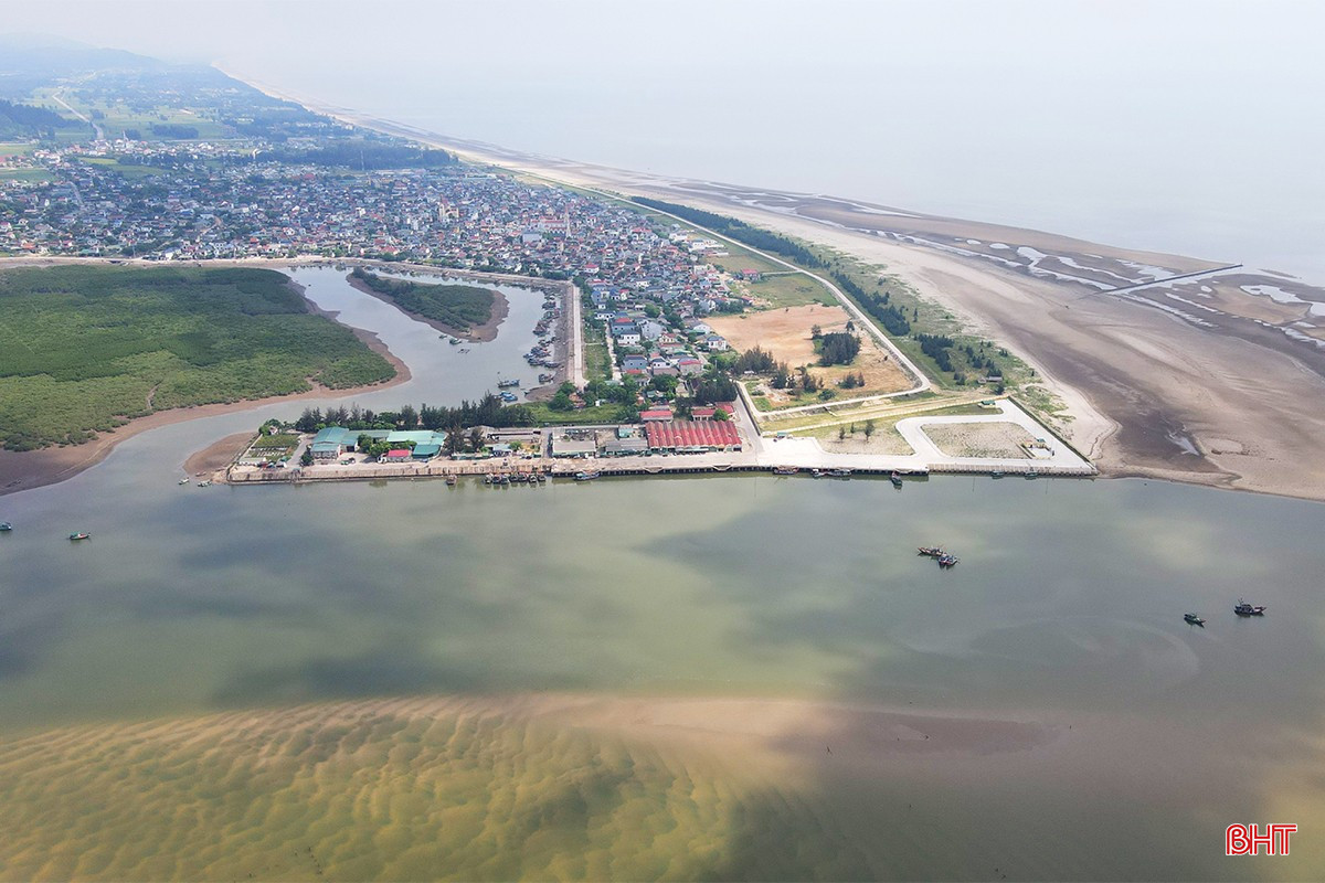 Cùng với cảng cá Cửa Nhượng, thời điểm này, dự án đầu tư xây dựng, mở rộng cảng cá Thạch Kim cũng đã hoàn thành. bqbht_br_cang-ca-ha-tinh-7.jpg