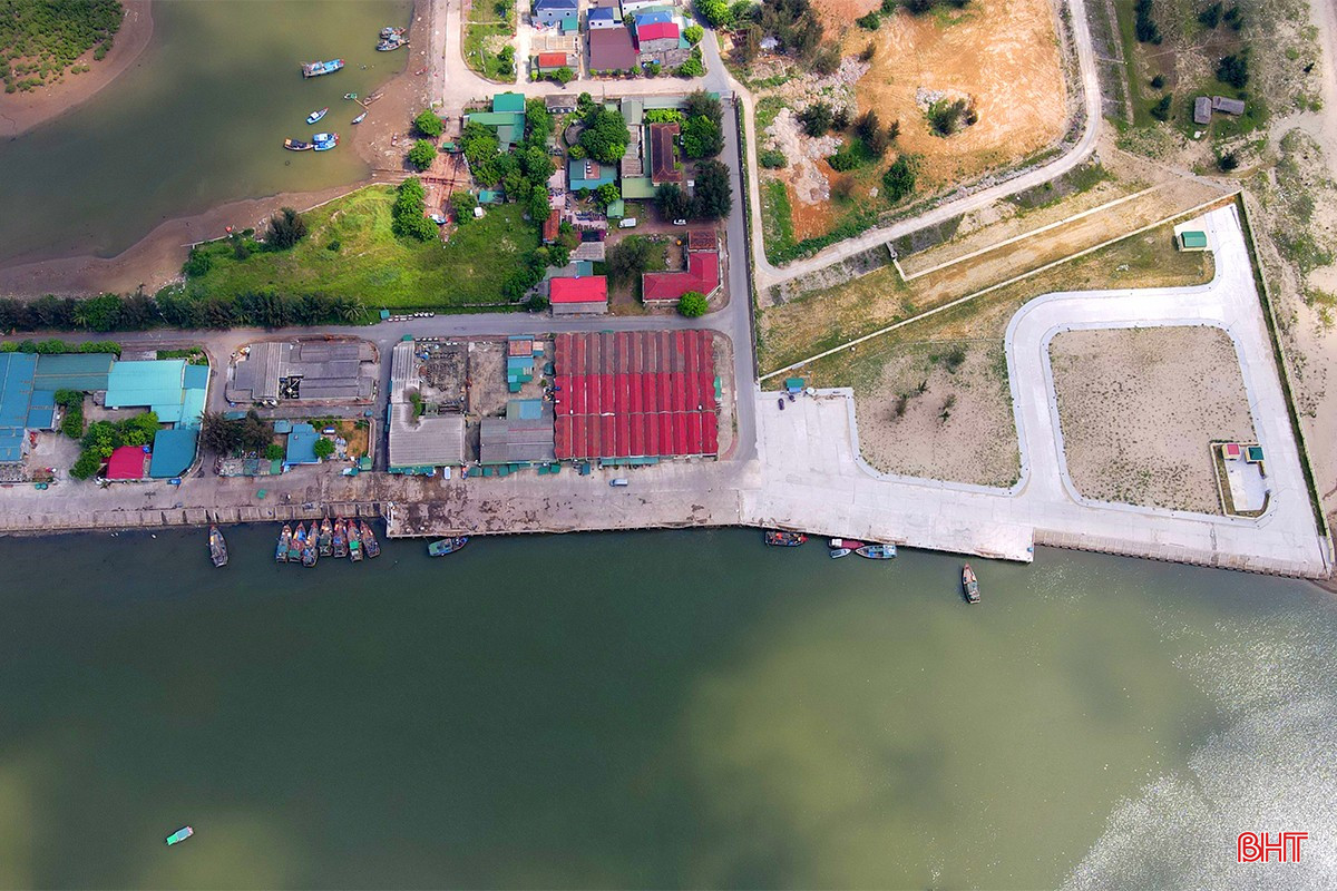 Cảng cá Thạch Kim được mở rộng ở khu vực phía Đông cảng cá hiện tại với các hạng mục chính có 2 bến cập tàu dành cho loại tàu công suất trên 400CV và loại 90CV. bqbht_br_cang-ca-ha-tinh-4d.jpg