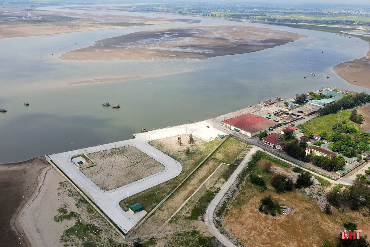 Cảng cá Thạch Kim là một trong những cảng cá có hoạt động giao thương hải sản lớn của người dân địa phương, tuy nhiên, do không gian bến cập tàu nhỏ hẹp, luồng lạch bị bồi lấp khiến việc ra vào của tàu thuyền, hoạt động giao thương tại cảng gặp khó khăn, nhiều tàu công suất lớn phải đợi thủy triều lên mới ra vào được. bqbht_br_cang-ca-ha-tinh-2c.jpg