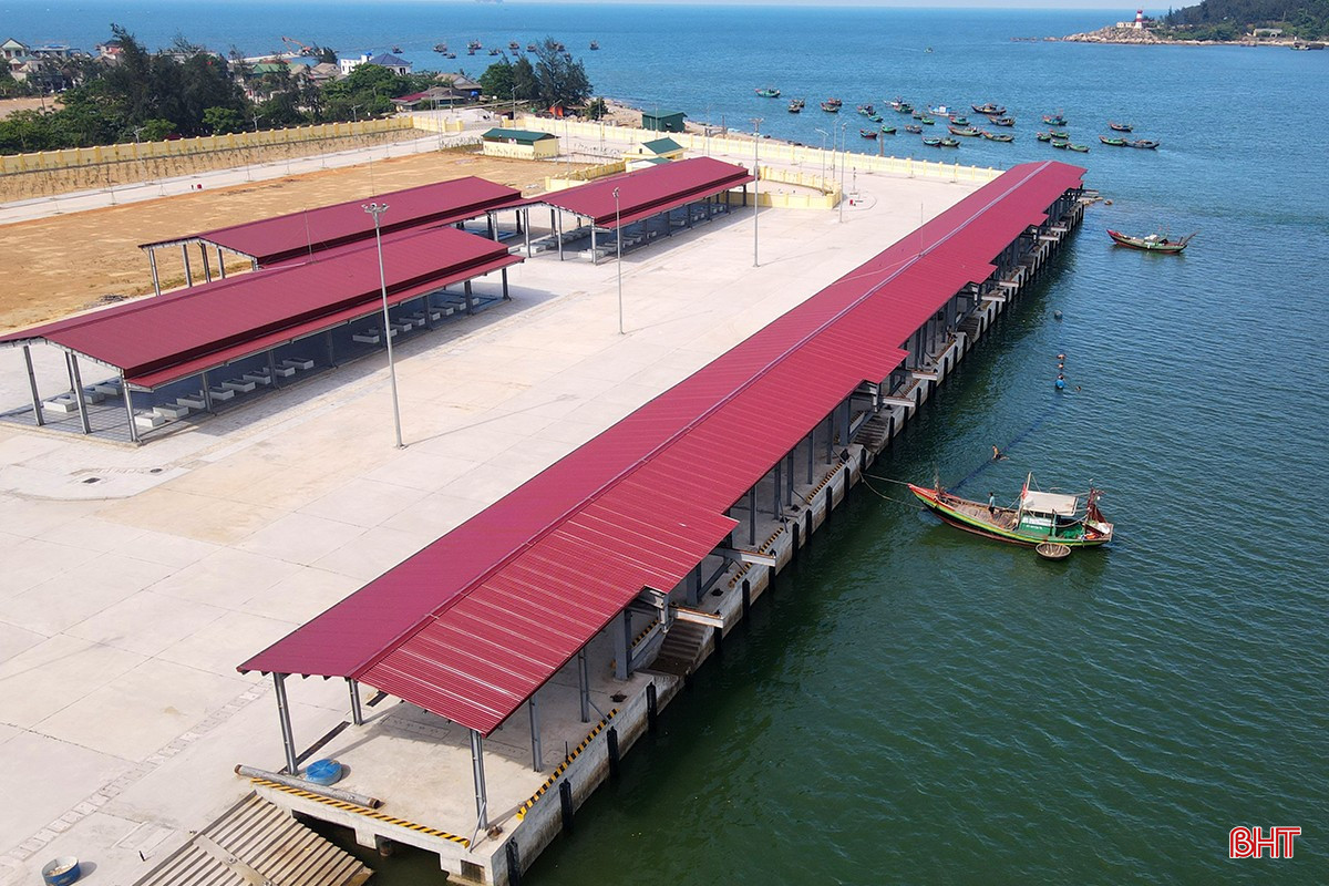 Ông Bùi Tuấn Sơn - Giám đốc Ban Quản lý các cảng cá và Khu neo đậu tránh trú bão tàu cá Hà Tĩnh cho hay: Việc dự án xây dựng cảng cá Cửa Nhượng và đầu tư, mở rộng cảng cá Thạch Kim hoàn thành, đưa vào khai thác là rất quan trọng, nhất là trong bối cảnh cả nước đang cùng nỗ lực gỡ “thẻ vàng” IUU của Ủy ban Châu Âu EC. bqbht_br_cang-ca-ha-tinh-5ds.jpg