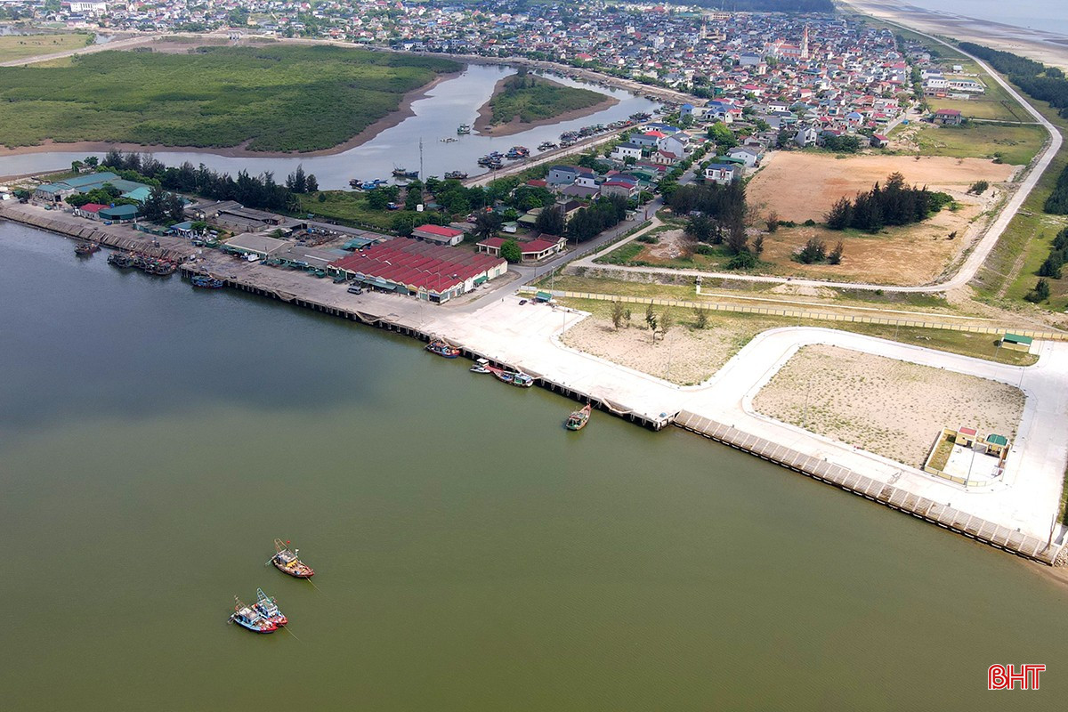 Vậy nên, cơ sở hạ tầng nghề cá được đầu tư đồng bộ góp phần quản lý tàu thuyền đánh bắt đúng vùng, đúng tuyến, truy xuất nguồn gốc hải sản và neo đậu tránh trú an toàn trong mùa mưa bão. bqbht_br_cang-ca-ha-tinh-4c.jpg