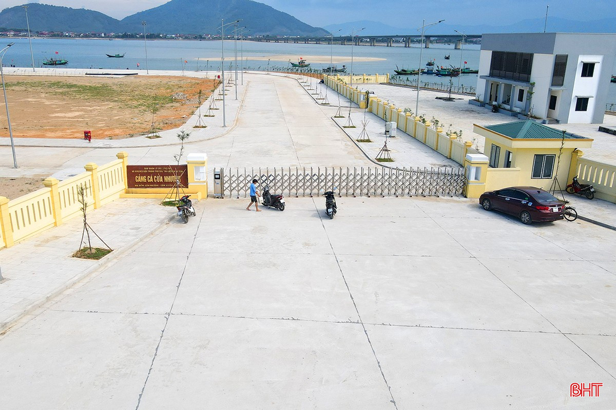 Sau gần 1 năm rưỡi thi công, cảng cá Cửa Nhượng đã cơ bản hoàn thành. Hiện nay, nhà thầu đang hoàn tất những hạng mục cuối cùng trước khi bàn giao, đưa công trình đi vào hoạt động. bqbht_br_cang-ca-ha-tinh-6aaa.jpg