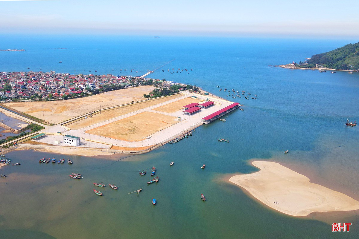 Những ngày giữa tháng 5, có mặt xã Cẩm Nhượng (Cẩm Xuyên, Hà Tĩnh), nhiều người không khỏi bất ngờ khi chứng kiến cơ sở hạ tầng hiện đại, đồng bộ của cảng cá Cửa Nhượng. bqbht_br_cang-ca-ha-tinh-9b.jpg