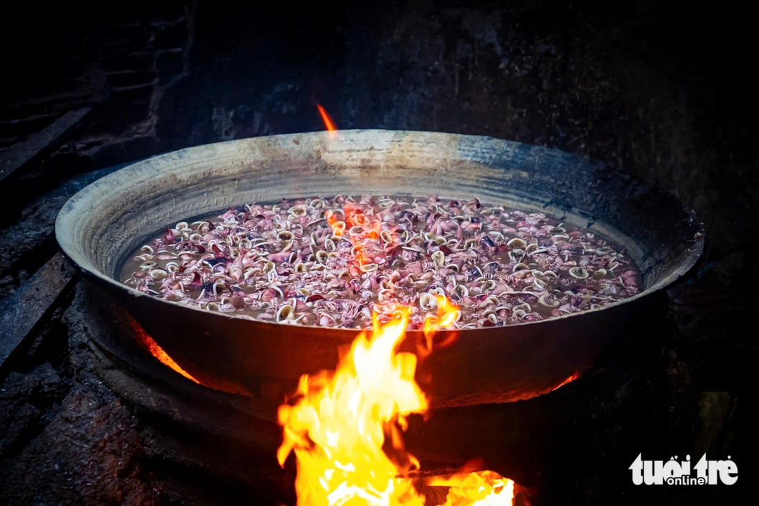 Nghề hấp cá,mực ở Quy Nhơn: Giữ lửa trong gian bếp nồng mùi biển - Ảnh 4. Nghề hấp cá, mực ở Quy Nhơn: Giữ lửa trong gian bếp nồng mùi biển - Ảnh 5.