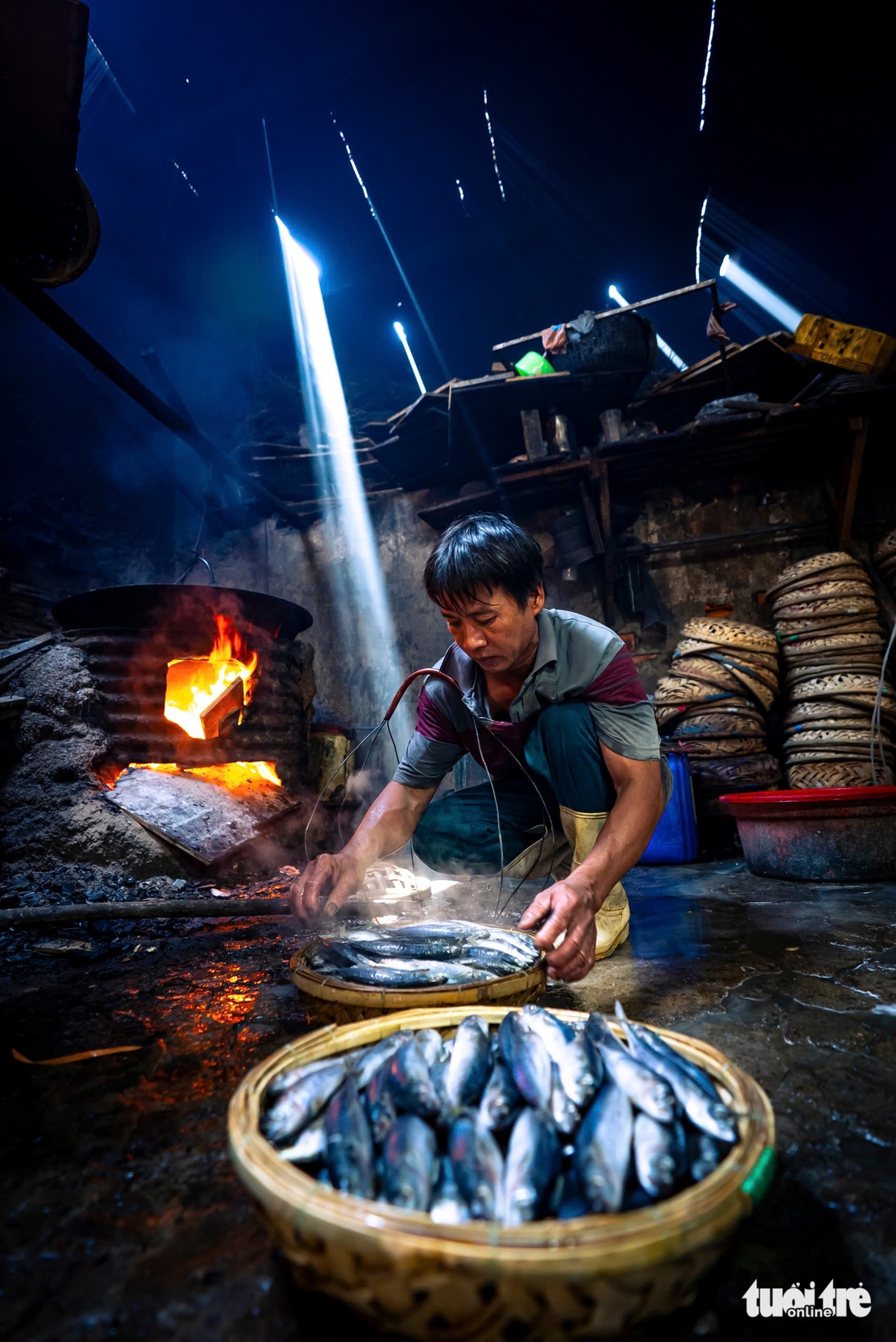 Nghề hấp cá,mực ở Quy Nhơn: Giữ lửa trong gian bếp nồng mùi biển - Ảnh 5. Quy Nhơn - Ảnh 6.