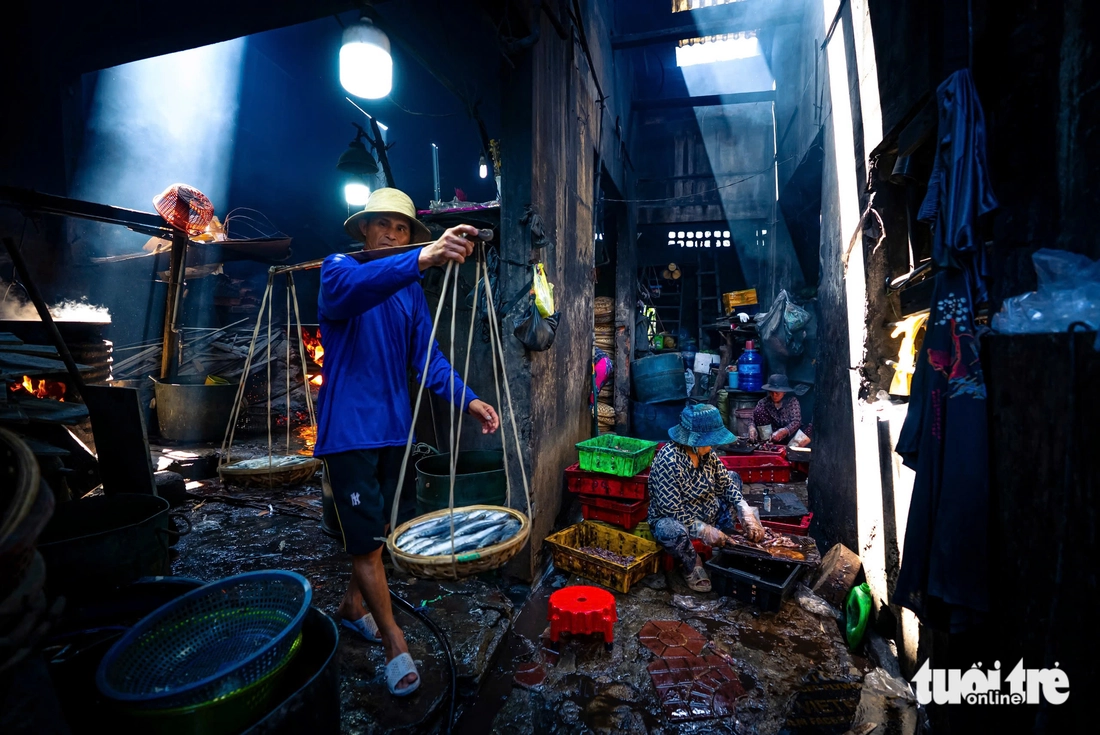 Nghề hấp cá,mực ở Quy Nhơn: Giữ lửa trong gian bếp nồng mùi biển - Ảnh 7. Quy Nhơn - Ảnh 8.
