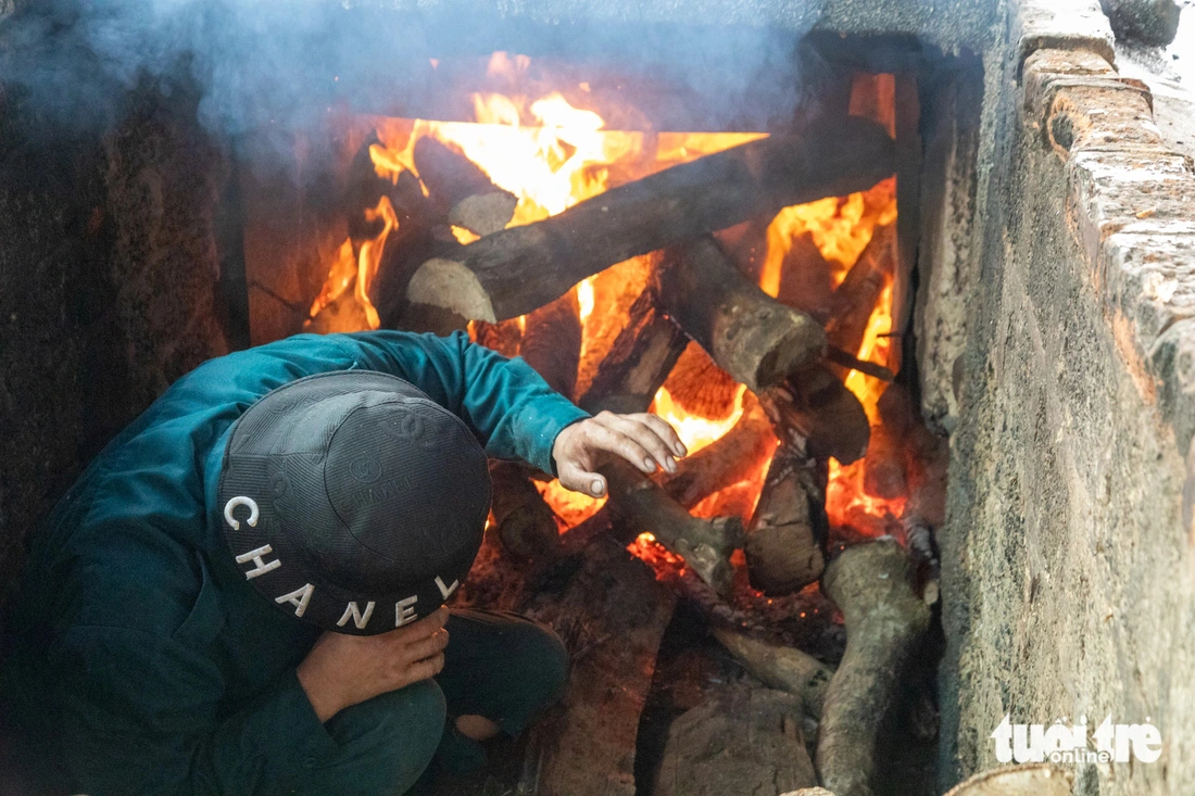 Nghề hấp cá vào vụ- Ảnh 1. Người làm nghề hấp sấy cá phải chịu cảnh nắng nóng, quá nhiệt thường xuyên - Ảnh: HOÀNG TÁO