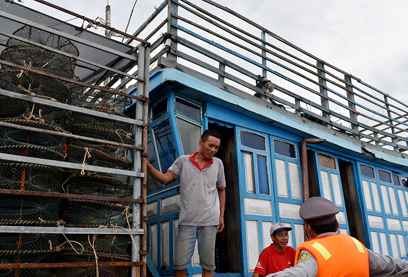 Lực lượng kiểm ngư tuyên truyền chống khai thác IUU cho ngư dân.