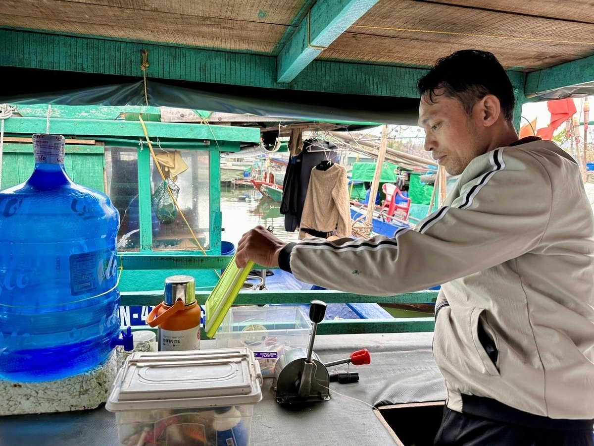 Ông Tống Văn Quế kiểm tra, đảm bảo có đủ các loại giấy tờ và thực hiện khai báo trước khi ra khơi. Ảnh: Thanh Phương.