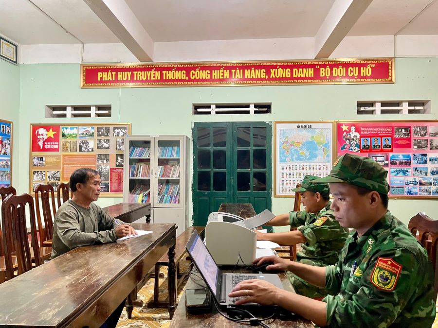 Lực lượng Biên phòng Quảng Trị làm việc với chủ tàu cá có hành vi vi phạm. Ảnh: Đình Tiến