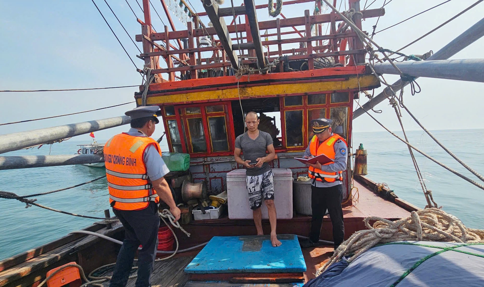 Tổ công tác tuyên truyền, hướng dẫn ngư dân thực hiện đúng các quy định của pháp luật về khai thác và bảo vệ nguồn lợi thủy sản. Ảnh: T. Đức.