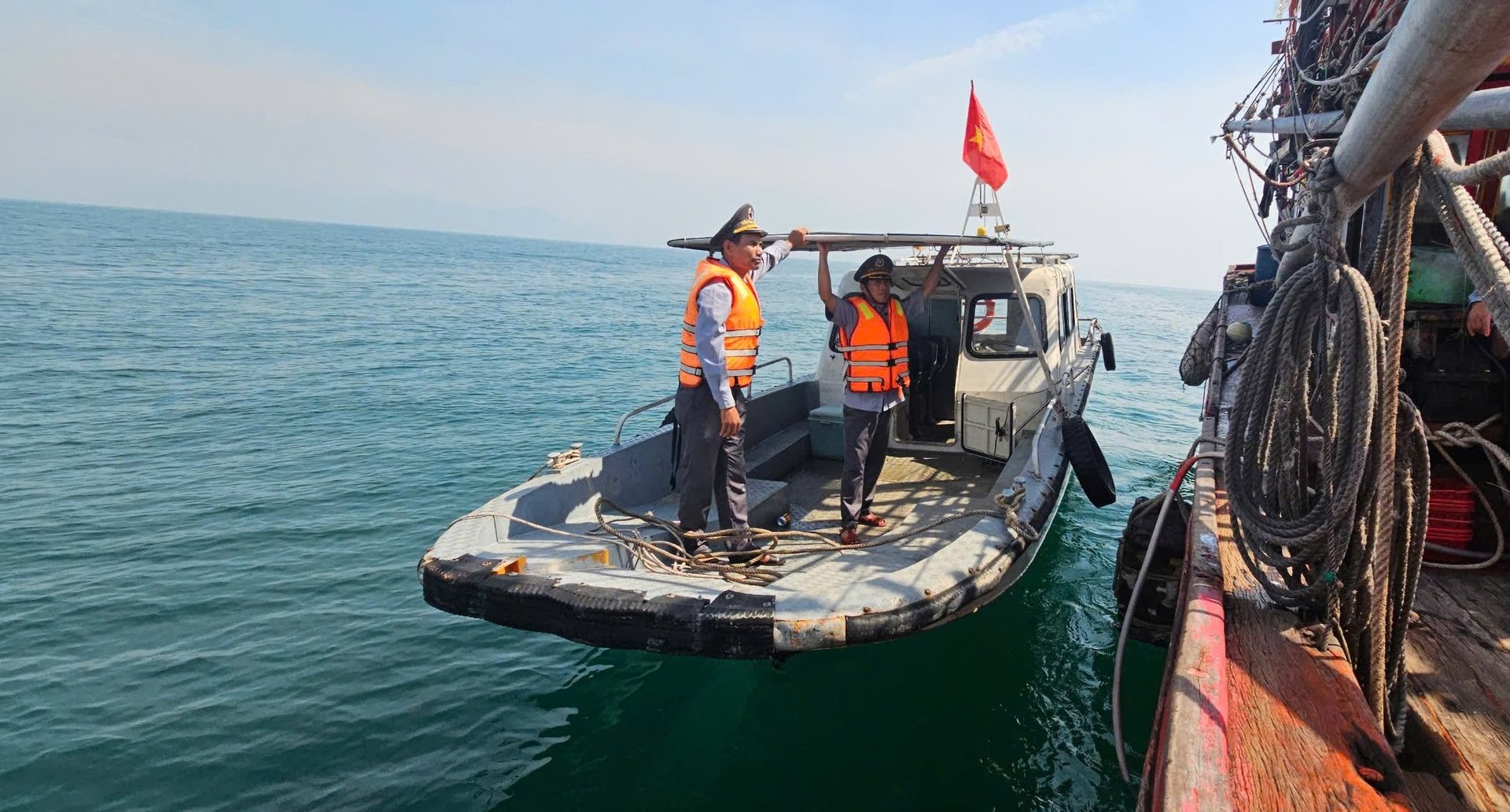 Canô lực lượng Kiểm ngư Quảng Bình tiếp cận tàu cá ngư dân trên biển. Ảnh: T. Đức.