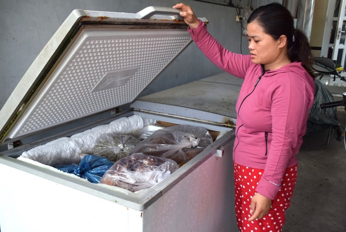 Sau khi tàu cá BĐ 31224 TS bị bắt giữ, chị Đặng Thị Nữ phải chạy chợ nuôi 3 đứa con ăn học. Ảnh: V.Đ.T.