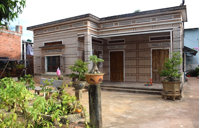 3-110905_431.jpg Căn nhà của vợ chồng chị Nga ở bên hông chợ Hoài Hương (thị xã Hoài Nhơn, Bình Định) từng tưng bừng vui vẻ sau mỗi chuyến biển giờ buồn hiu hắt. Ảnh: V.Đ.T.