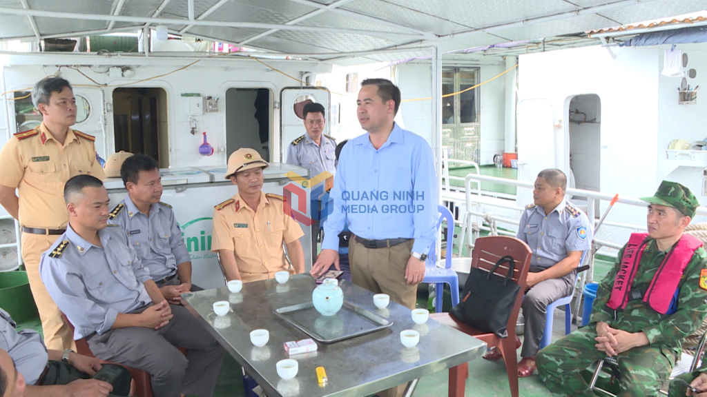 Lực lượng chức năng của tỉnh ra quân thực hiện đợt cao điểm, phối hợp tuần tra, kiểm soát và xử lý vi phạm trong hoạt động khai thác thủy sản tại khu vực Vịnh Hạ Long, Vịnh Bái Tử Long. 