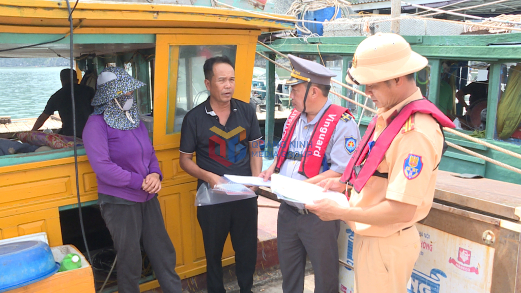 Lực lượng kiểm ngư, Cảnh sát thủy phát hiện, xử lý tàu cá sử dụng cào khung sắt để khai thác ngao lụa trong Vịnh Hạ Long.