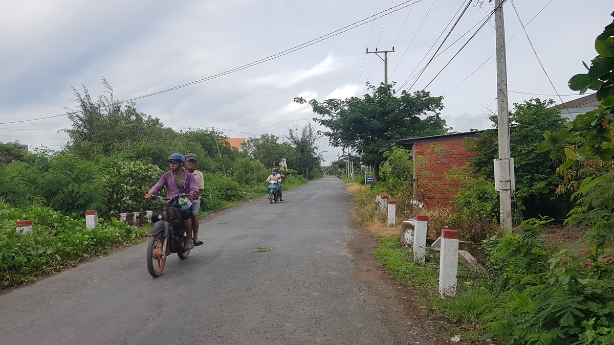 cho hai san doc dao ngay bai bien hoang so o ben tre hut khach du lich - 2