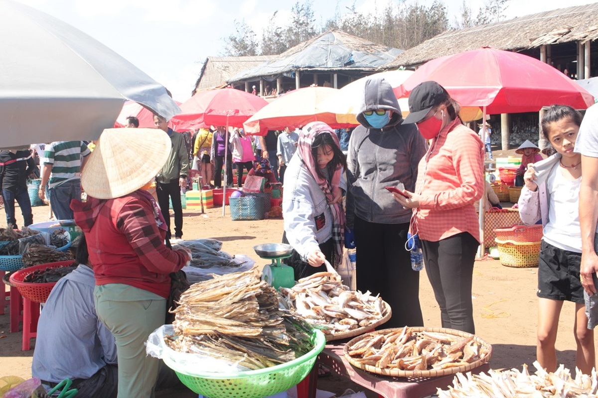 cho hai san doc dao ngay bai bien hoang so o ben tre hut khach du lich - 11