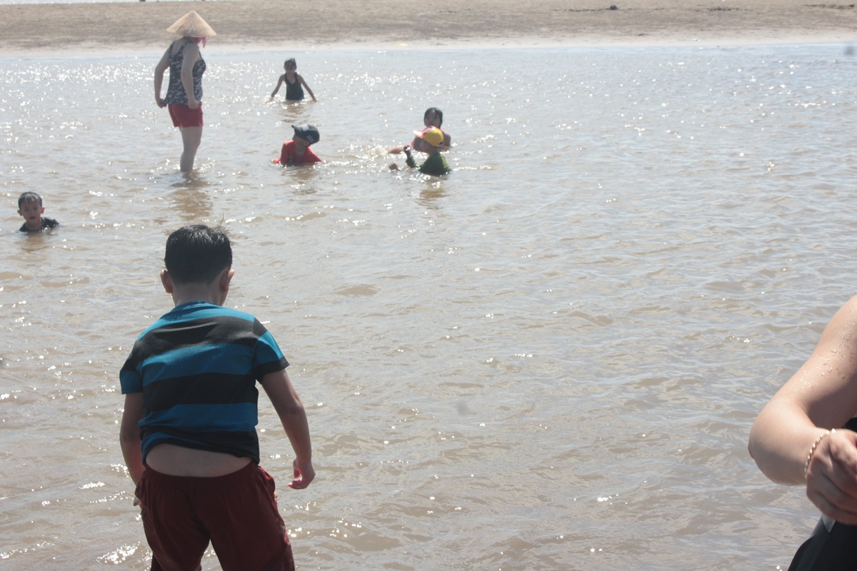 cho hai san doc dao ngay bai bien hoang so o ben tre hut khach du lich - 14