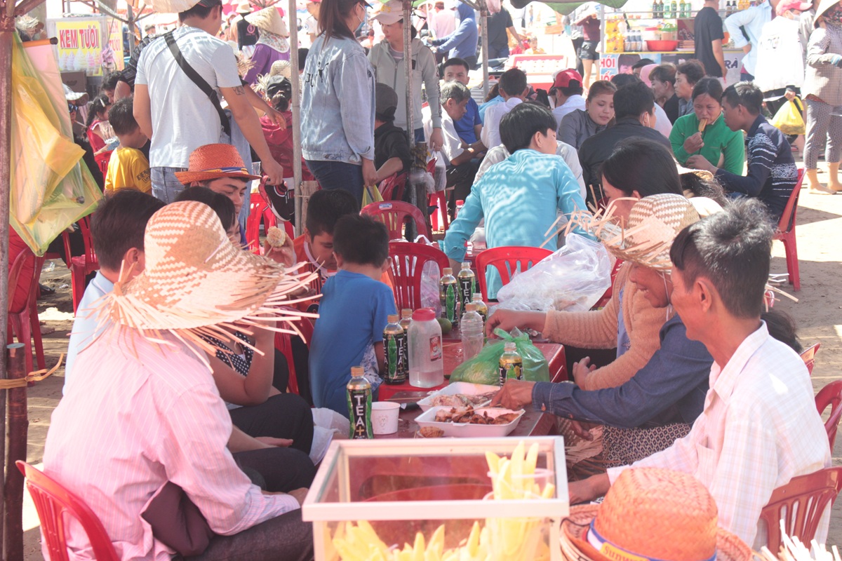 cho hai san doc dao ngay bai bien hoang so o ben tre hut khach du lich - 16