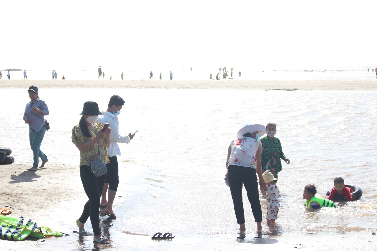 cho hai san doc dao ngay bai bien hoang so o ben tre hut khach du lich - 17