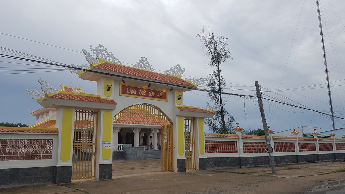 cho hai san doc dao ngay bai bien hoang so o ben tre hut khach du lich - 6