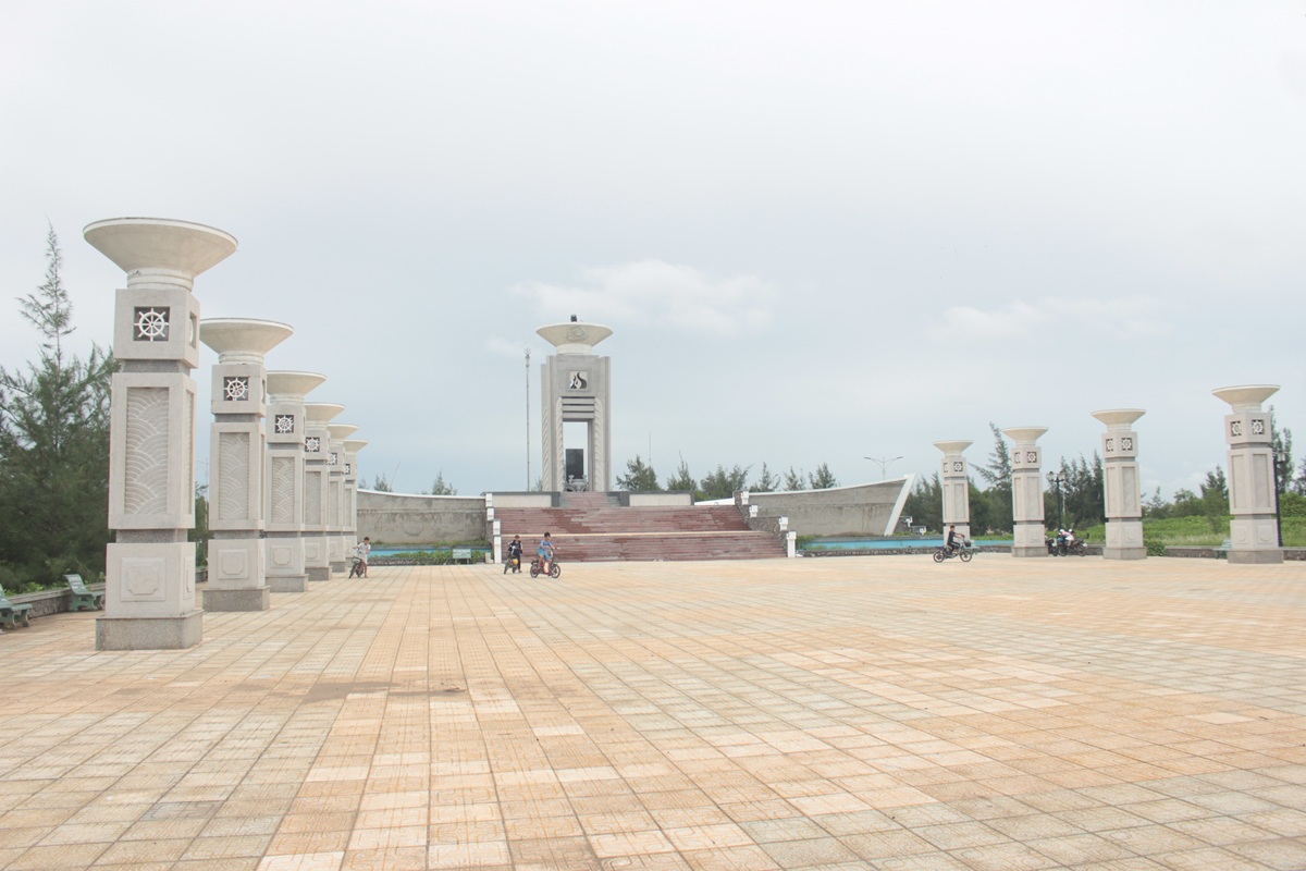 cho hai san doc dao ngay bai bien hoang so o ben tre hut khach du lich - 8