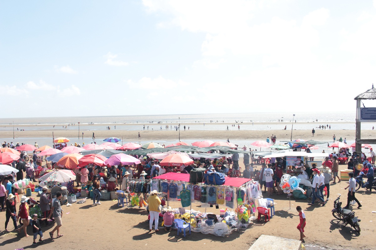 cho hai san doc dao ngay bai bien hoang so o ben tre hut khach du lich - 10