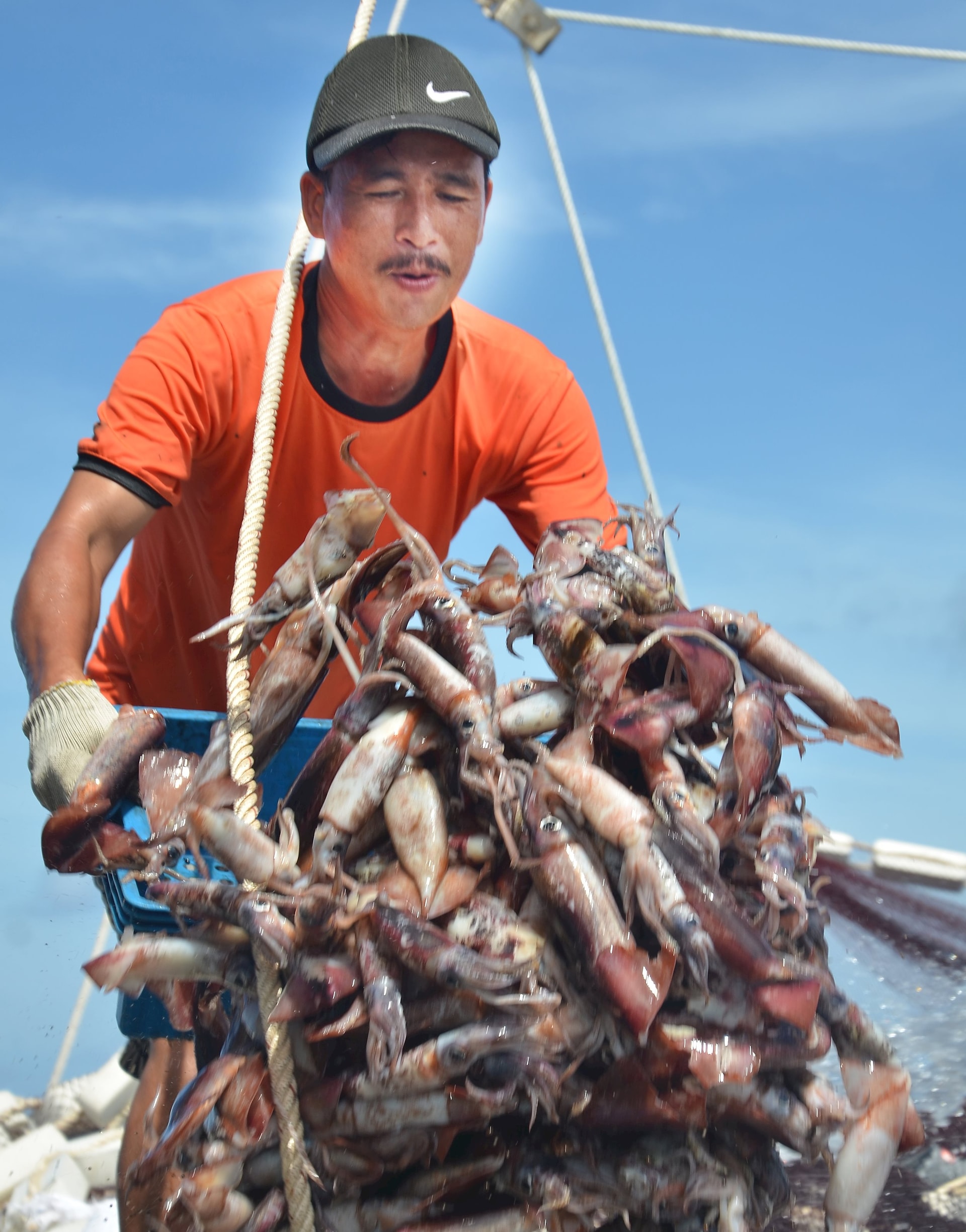 Ngư dân giờ đây phải trụ lại giữa sóng to, gió lớn bằng tàu công suất rất lớn thì mới đánh bắt được mực. Ảnh: Văn Chương