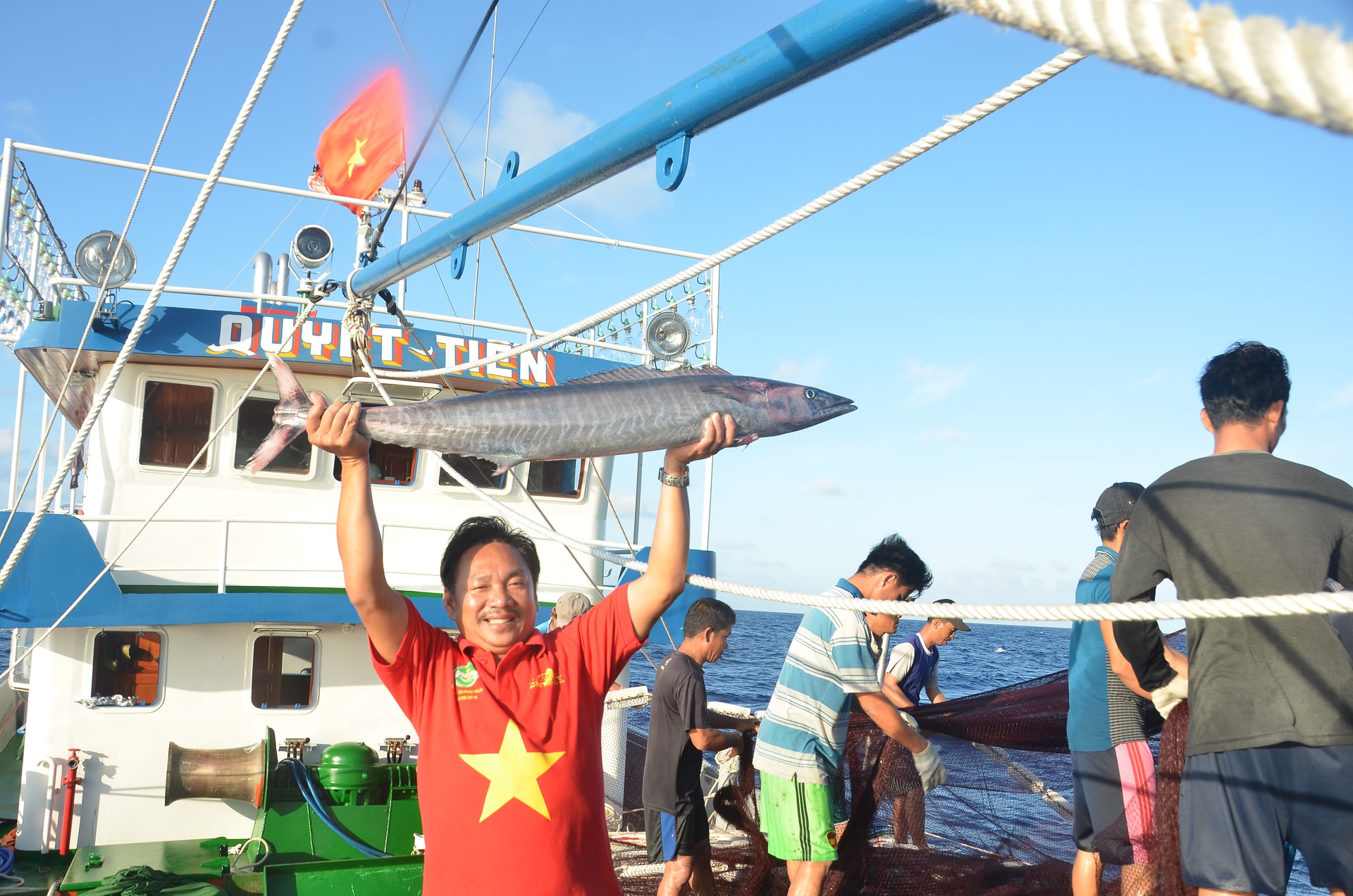 Chuyến biển kéo dài 10 ngày (thời điểm năm 2017) mới có 1 con cá thu lọt vào lưới vây. Ảnh: Văn Chương