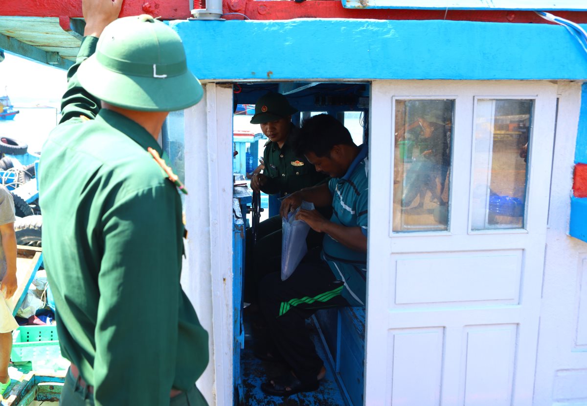 Biên phòng kiểm tra giấy tờ của tàu cá, thuyền viên trước khi cho xuất bến. Ảnh: Duy Tuấn