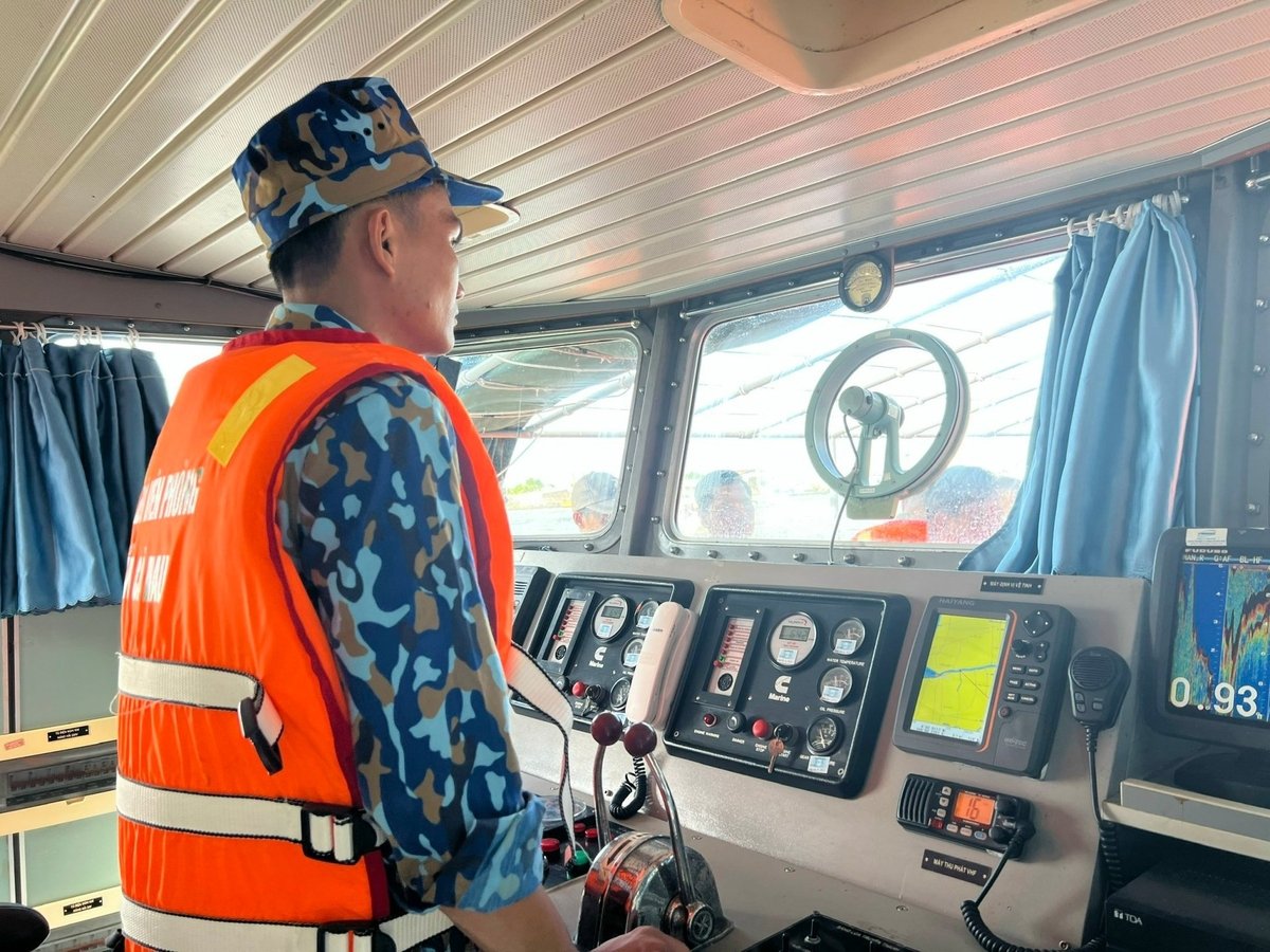 Lực lượng Biên phòng Cà Mau tuần tra trên biển. Ảnh: Trọng Linh.