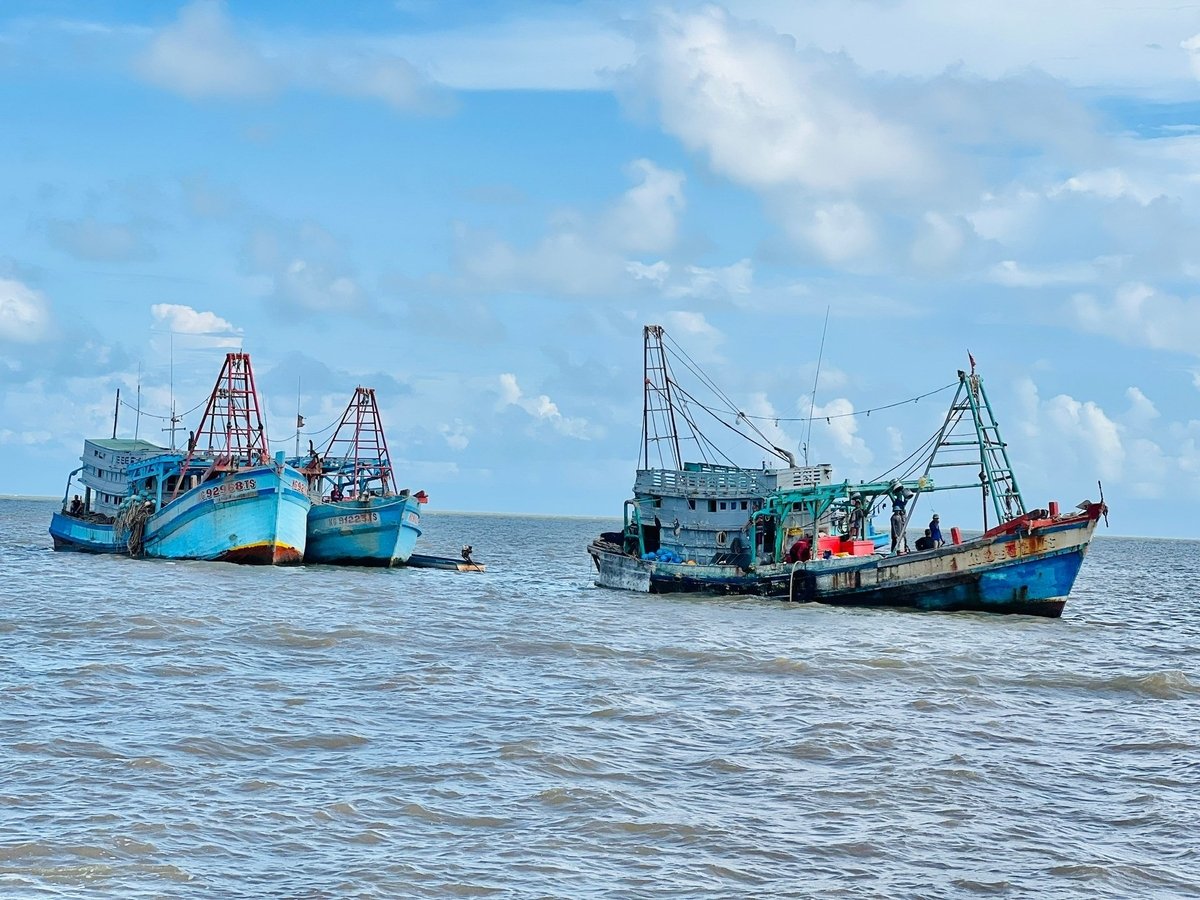 Chủ tịch UBND tỉnh Cà Mau vừa ký ban hành kế hoạch tăng cường triển khai thực hiện các nhiệm vụ chống khai thác hải sản bất hợp pháp, không báo cáo và không theo quy định (IUU) trên địa bàn tỉnh. Ảnh: Trọng Linh.