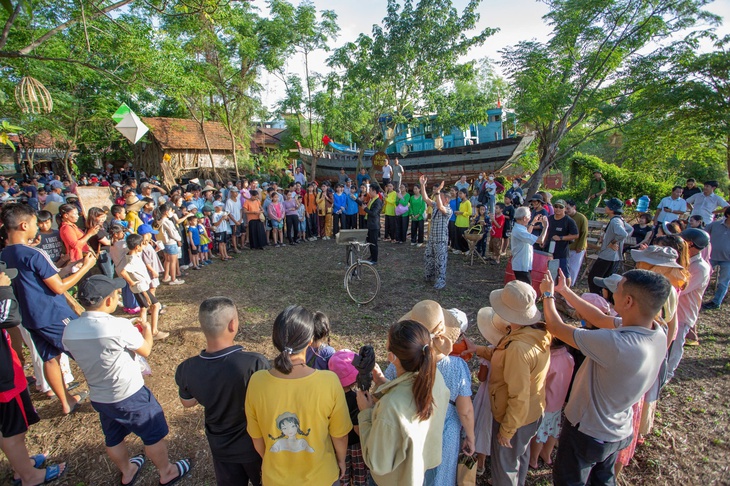 Cảnh chợ quê 'đẹp như thời bao cấp' ở Quảng Nam - Ảnh 1.