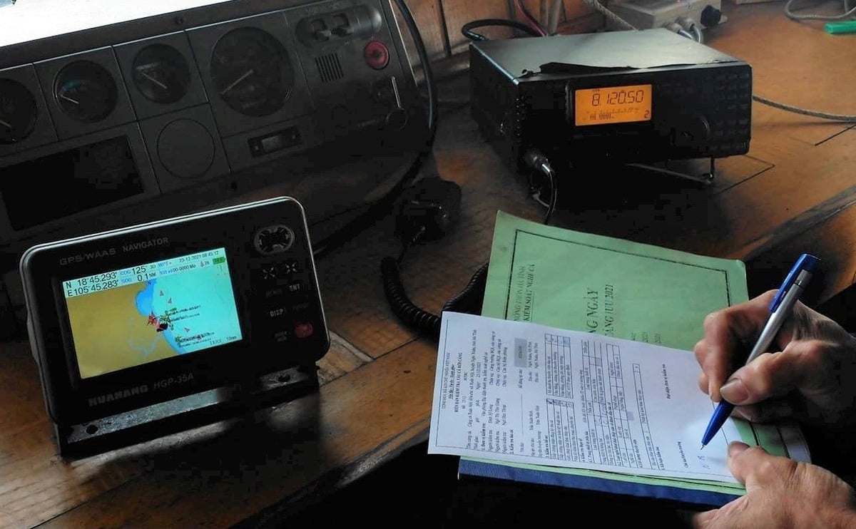 Hoạt động tàu cá ra vào cảng được giám sát chặt chẽ. Ảnh: Thanh Nga.