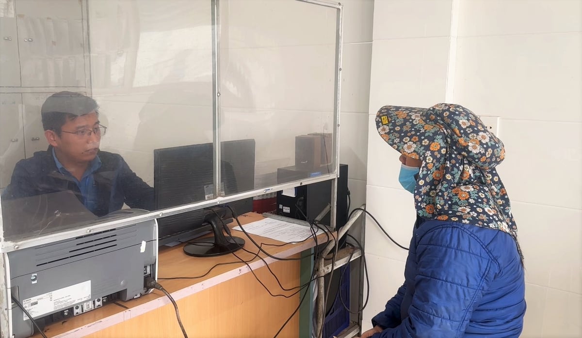 Cán bộ Văn phòng đại diện chống khai thác IUU hỗ trợ ngư dân thực hiện thủ tục ra vào cảng cá. Ảnh: Thanh Nga.