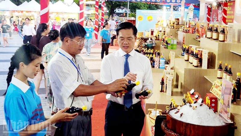 Đại biểu tham quan các khu trưng bày sản phẩm nước mắm Phú Quốc tại Festival. 