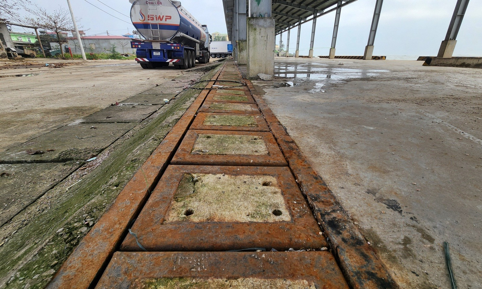 Khó tin: Cảng cá lớn bậc nhất tỉnh Quảng Trị vừa nâng cấp xong đã hư hỏng- Ảnh 3.