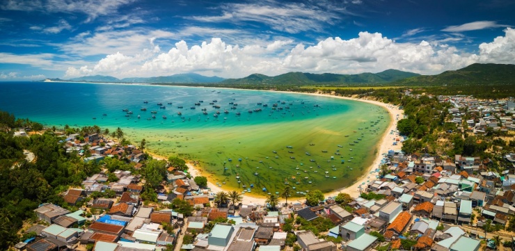 Làng chài hoang sơ quanh Mũi Vi Rồng - 1