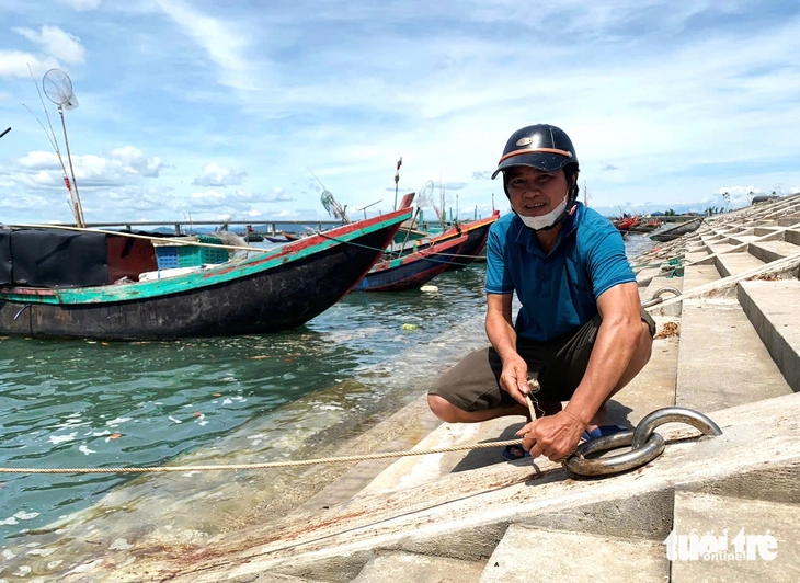 Luồng lạch bồi lấp, ngư dân gặp khó đưa tàu thuyền vào cảng cá mới xây dựng - Ảnh 2.