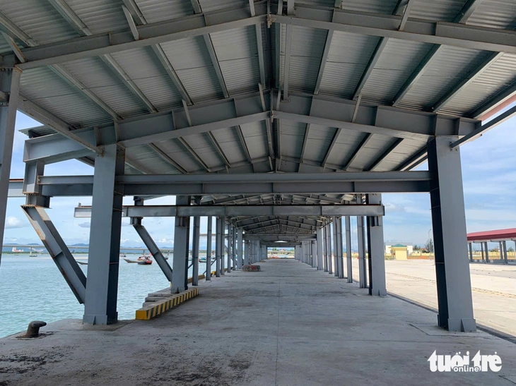 Luồng lạch bồi lấp, ngư dân gặp khó đưa tàu thuyền vào cảng cá mới xây dựng - Ảnh 4.