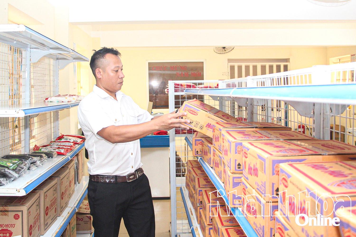 Ông Nguyễn Văn Tấn kiểm tra hàng hóa tại cửa hàng của Trung tâm Dịch vụ hậu cần nghề cá đảo Đá Tây.