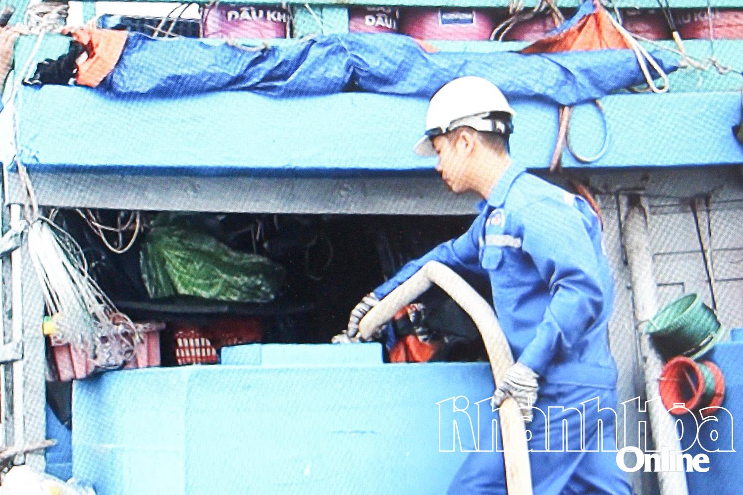 Tàu thuyền của ngư dân cập cảng Trung tâm Dịch vụ hậu cần nghề cá đảo Đá Tây để bơm thêm nước ngọt tiếp tục vươn khơi.